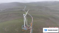 西藏最大风电项目首台风机吊装完成